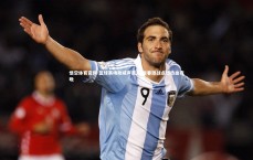 悟空体育官网-篮球赛场助威声震天 青春激战点燃热血夜晚